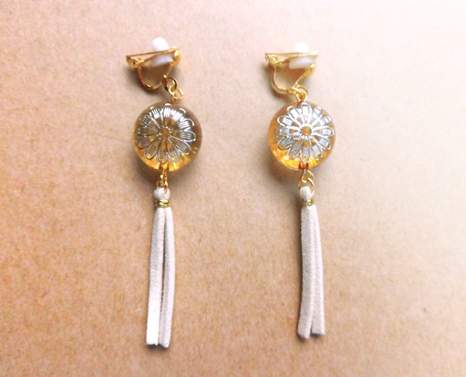 アクリルパーツとタッセルのシンプルイヤリング(amber)