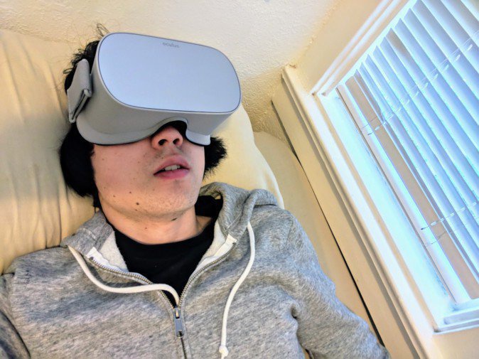 寝転んでNetflixを観ると、 VRの未来が見える